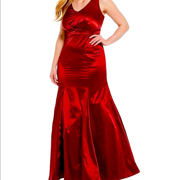 Trumpet style formal gown - Picture 1 of 7